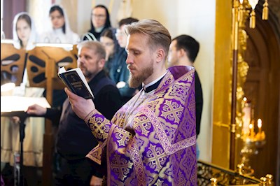 Митрополит Игнатий совершил вечернюю Литургию Преждеосвященных Даров в Свято-Троицком кафедральном соборе г. Саратова