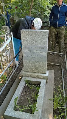 Прихожане Духосошественского и Всехсвятского храмов привели в порядок могилы священнослужителей