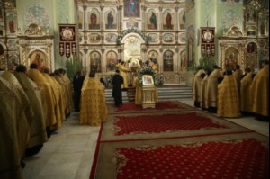 Митрополит Лонгин совершил Великую Рождественскую вечерню