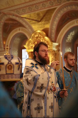 Вечернее богослужение с чтением акафиста Пресвятой Богородице в Свято-Троицком кафедральном соборе г. Саратова