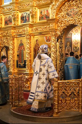 Вечернее богослужение с чтением акафиста Пресвятой Богородице в Свято-Троицком кафедральном соборе г. Саратова