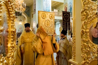 В Покровском соборе г. Саратова встретили ковчег с частицей мощей святителя Спиридона Тримифунтского