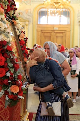 Епископ Тарасий совершил Божественную литургию в Покровском соборе г. Саратова, у ковчега с мощами святого великомученика Георгия Победоносца
