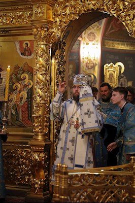 Вечернее богослужение с чтением акафиста Пресвятой Богородице в Свято-Троицком кафедральном соборе г. Саратова
