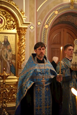 Вечернее богослужение с чтением акафиста Пресвятой Богородице в Свято-Троицком кафедральном соборе г. Саратова