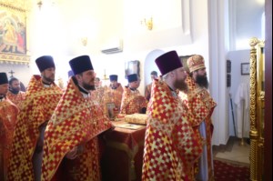 Митрополит Лонгин возглавил Литургию с сурдопереводом