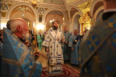 Вечернее богослужение с чтением акафиста Пресвятой Богородице в Свято-Троицком кафедральном соборе г. Саратова