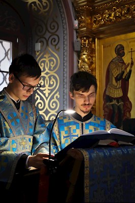 Вечернее богослужение с чтением акафиста Пресвятой Богородице в Свято-Троицком кафедральном соборе г. Саратова