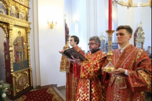 Митрополит Лонгин возглавил Литургию с сурдопереводом