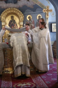Крещальная литургия в Свято-Троицком соборе Саратова