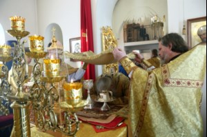 Божественная литургия в храме святителей Василия Великого, Григория Богослова, Иоанна Златоуста г.Саратова