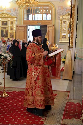 Епископ Тарасий совершил Божественную литургию в Покровском соборе г. Саратова, у ковчега с мощами святого великомученика Георгия Победоносца