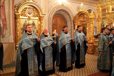 Вечернее богослужение с чтением акафиста Пресвятой Богородице в Свято-Троицком кафедральном соборе г. Саратова
