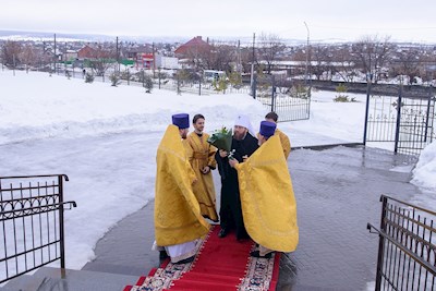 Митрополит Игнатий совершил Божественную литургию в Трехсвятительском храме г. Саратова