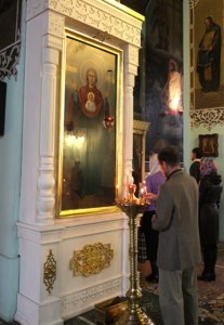 Божественная литургия в Духосошественском кафедральном соборе города Саратова