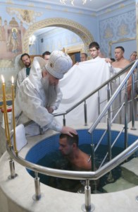Крещальная литургия в Свято-Троицком соборе Саратова