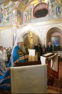 Митрополит Лонгин совершил Рождественское ночное богослужение