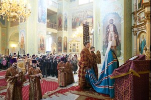 В Великий Четверг Митрополит Лонгин совершил Литургию Василия Великого и Чин умовения ног