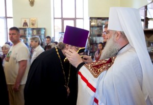 Божественная литургия на Архиерейском подворье — храме во имя преподобного Серафима Саровского города Саратова
