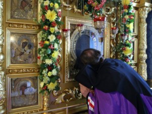 Епископ Пахомий совершил Божественную литургию в Свято-Троицком кафедральном соборе Саратова