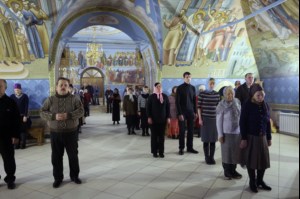 Митрополит Лонгин совершил Царские часы, Изобразительны, Великую вечерню и Крещальную литургию в Свято-Троицком кафедральном соборе Саратова