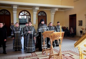 Литургия Преждеосвященных Даров на Архиерейском подворье — храме во имя святого апостола и евангелиста Иоанна Богослова при Саратовской православной духовной семинарии