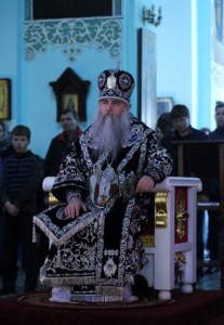 Митрополит Лонгин совершил вечерню с выносом Плащаницы