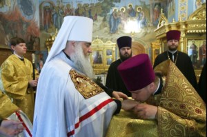 Митрополит Лонгин и Епископ Пахомий совершили Божественную литургию в Троицком соборе и молебен перед главной святыней Саратовской земли — образом Спаса Нерукотворного