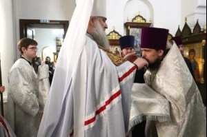 Божественная литургия на Архиерейском подворье — храме в честь иконы Божией Матери «Утоли моя печали» г. Саратова