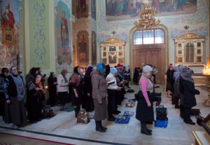 Великое повечерие с чтением канона преподобного Андрея Критского в храме в честь Покрова Пресвятой Богородицы г. Саратова