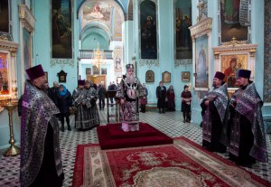 Вечерня с выносом Плащаницы Спасителя в храме в честь Сошествия Святого Духа города Саратова