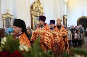 Митрополит Лонгин возглавил Литургию с сурдопереводом