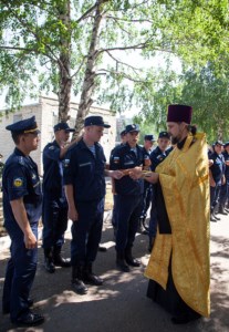 Священник благословил новобранцев перед отправкой на воинскую службу