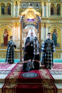 Великое повечерие с чтением канона преподобного Андрея Критского в храме Сошествия Святого Духа г. Саратова