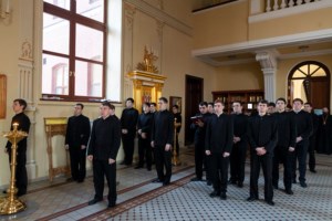 Уставное богослужение на Архиерейском подворье — в храме во имя святого апостола и евангелиста Иоанна Богослова при СПДС
