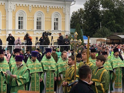 Божественная литургия на соборной площади Серафимо-Дивеевского монастыря