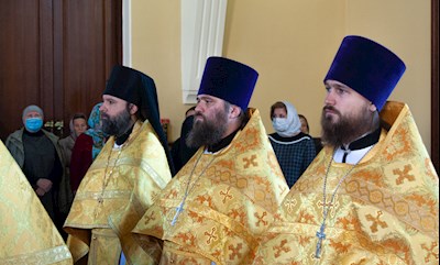 Божественная литургия на Архиерейском подворье — в храме во имя святого апостола и евангелиста Иоанна Богослова при СПДС