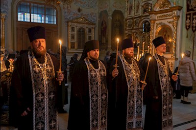 Митрополит Игнатий совершил великое повечерие с чтением Великого покаянного канона преподобного Андрея Критского в Покровском соборе г. Саратова