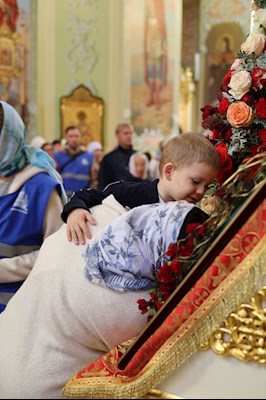 Епископ Тарасий совершил Божественную литургию в Покровском соборе г. Саратова, у ковчега с мощами святого великомученика Георгия Победоносца