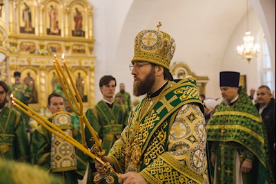 Архиереи Саратовской митрополии совершили Божественную литургию в соборном храме святого благоверного князя Александра Невского г. Ртищево