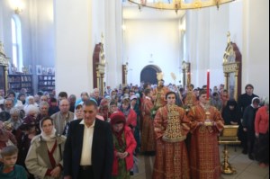Митрополит Лонгин возглавил Литургию с сурдопереводом