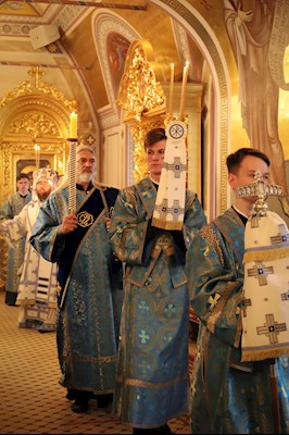 Вечернее богослужение с чтением акафиста Пресвятой Богородице в Свято-Троицком кафедральном соборе г. Саратова