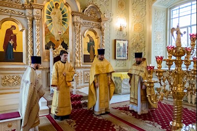 В Покровском соборе г. Саратова встретили ковчег с частицей мощей святителя Спиридона Тримифунтского