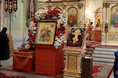 Епископ Тарасий совершил Божественную литургию в Покровском соборе г. Саратова, у ковчега с мощами святого великомученика Георгия Победоносца