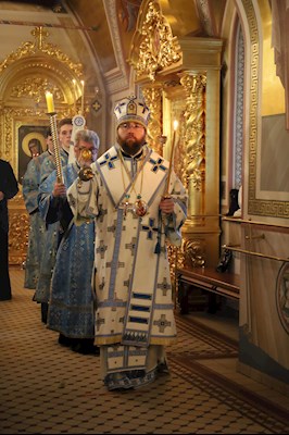 Вечернее богослужение с чтением акафиста Пресвятой Богородице в Свято-Троицком кафедральном соборе г. Саратова