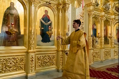 В Покровском соборе г. Саратова встретили ковчег с частицей мощей святителя Спиридона Тримифунтского
