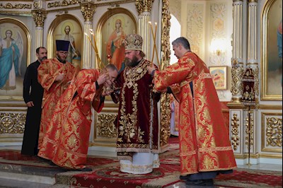 Епископ Тарасий совершил Божественную литургию в Покровском соборе г. Саратова, у ковчега с мощами святого великомученика Георгия Победоносца