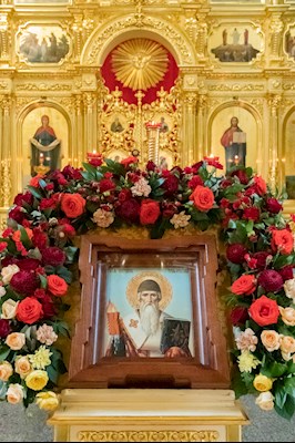 В Покровском соборе г. Саратова встретили ковчег с частицей мощей святителя Спиридона Тримифунтского