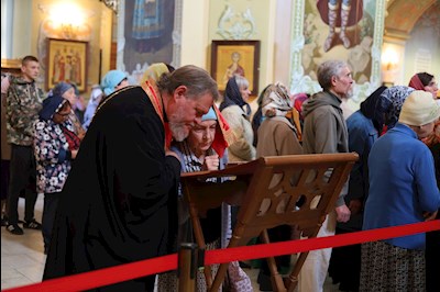 Епископ Тарасий совершил Божественную литургию в Покровском соборе г. Саратова, у ковчега с мощами святого великомученика Георгия Победоносца