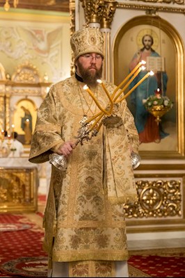 Митрополит Игнатий совершил ночную Божественную литургию в Покровском соборе г. Саратова